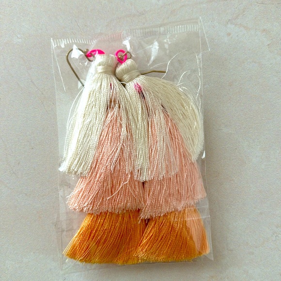 🍊✨ New Boutique Wire Tassel Earrings – Orange & Cream Ombré ✨ - Picture 3 of 6
